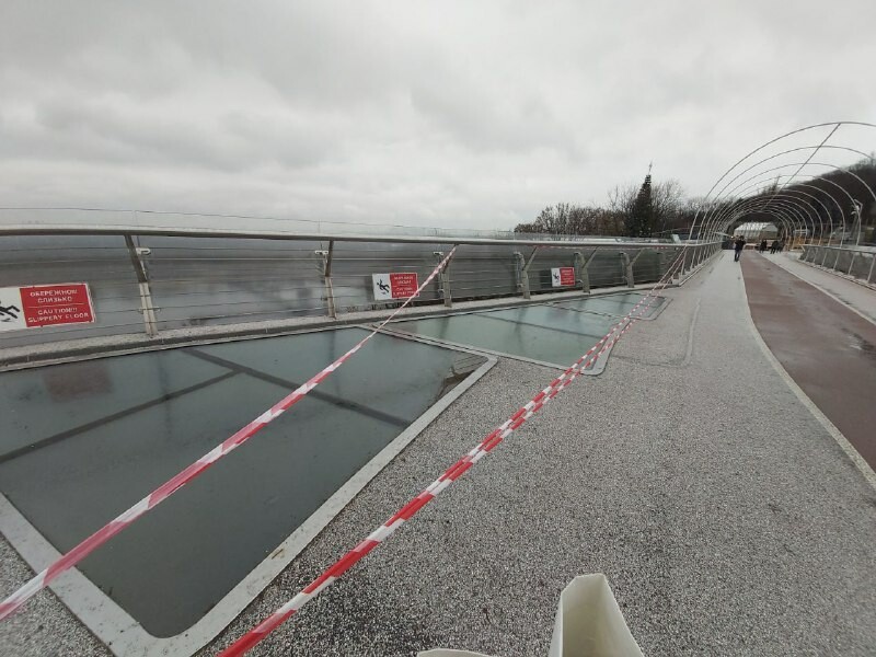 На «мосту Кличко» вандалы повредили стеклянную секцию
